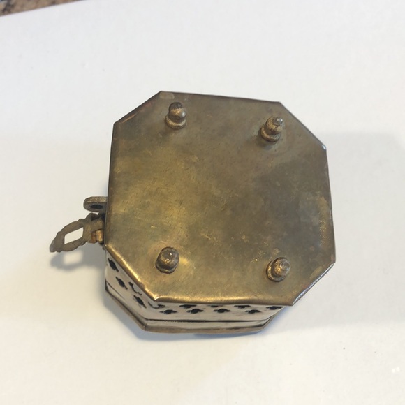 Set of small vintage punched brass items - Picture 7 of 9